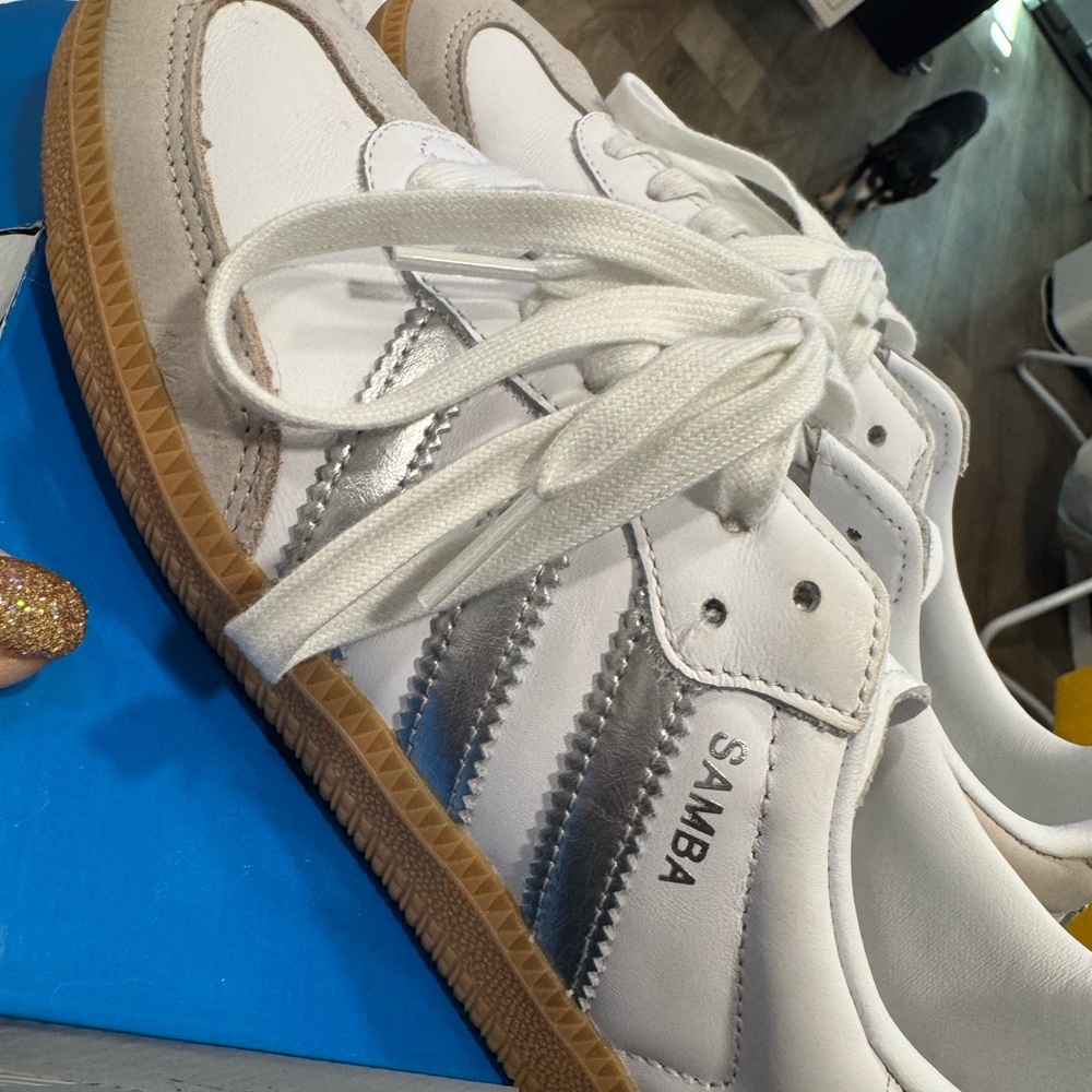 Women’s Adidas Samba White/Silver/Gray! Size 8!